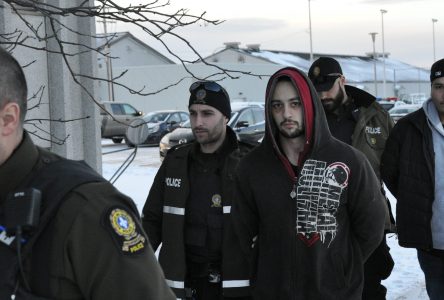 Des agents de la Sûreté du Québec ont escorté Yoan Therrien au palais de justice de Sept-Îles le 10 décembre 2018.