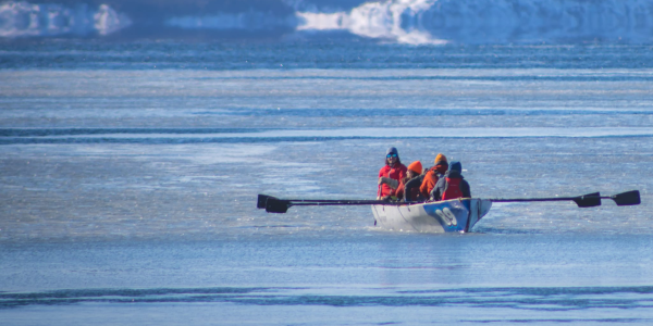 L'équipe de canot à glace, les Givrés de la Côte-Nord, s'entraînant dans la baie de Sept-Îles.